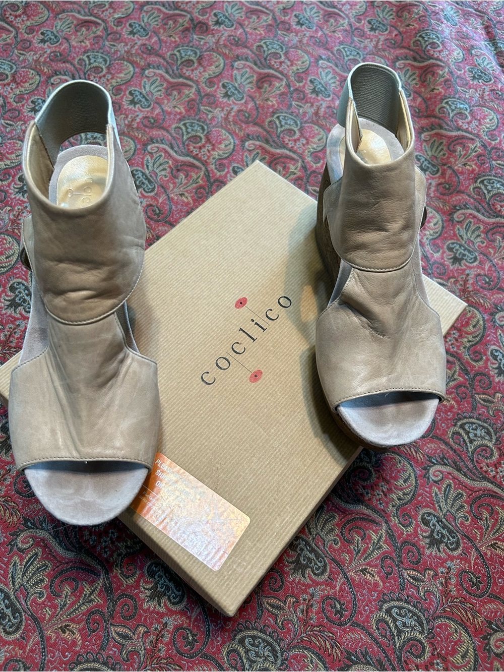 COCLICO Taupe Open-Toe Wedge Slingback Sandals. Size 37 / 7